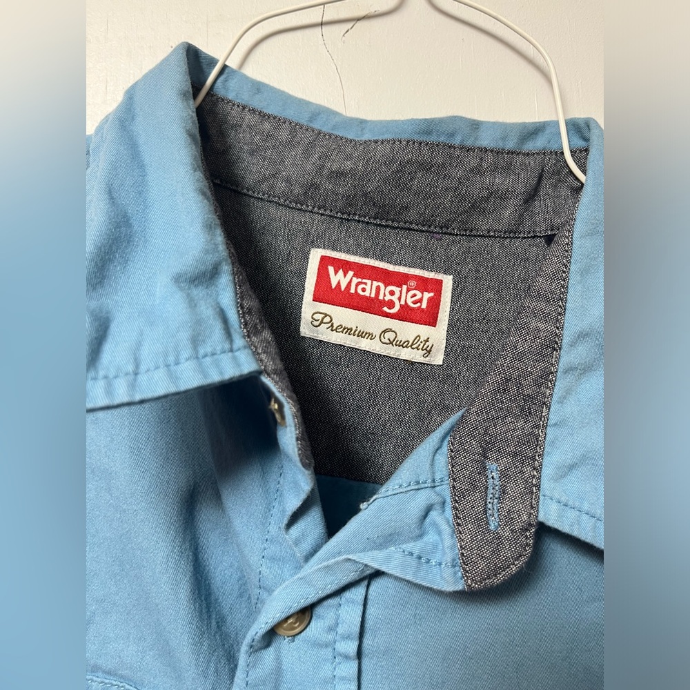 Wrangler Light Blue Button Up Men’s Large